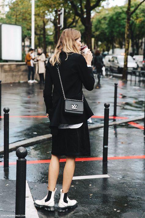 White Boots Fall Outfit, White Chelsea Boots Outfit, White Chelsea Boots, Ysl Crossbody, Veronika Heilbrunner, Chelsea Boots Outfit, Louis Bag, Paris Fashion Week Street Style, Collage Vintage