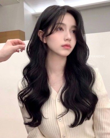 Short and Chic: Summer Hairstyles to Keep You Cool and Stylish! (#88) Korean Wavy Hair, Easy And Beautiful Hairstyles, Long Hair Perm, Classic Haircut, Hair Inspiration Long, Layered Haircuts For Medium Hair, Extension Hair, Hairstyles For Girls, Hair Color For Women