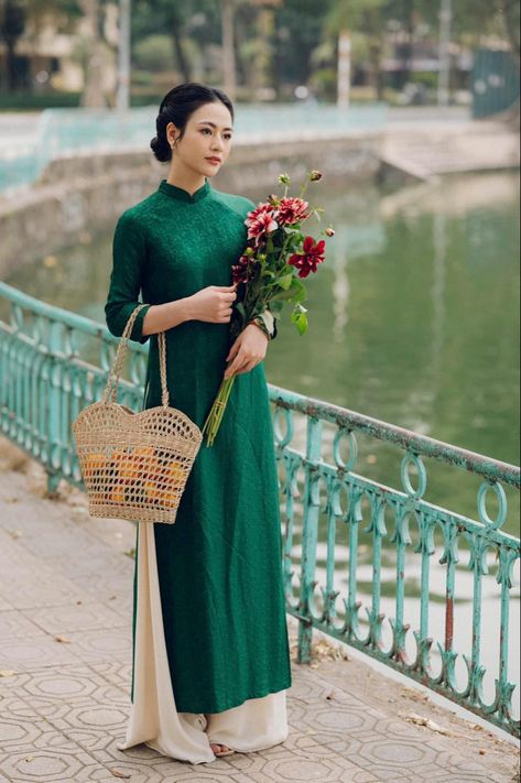 Modern Chinese Wedding, Chinese Wedding, Traditional Attire, Kurta Designs, Ao Dai, China Fashion, Cheongsam, Traditional Dresses, Tao