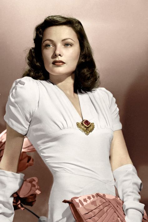 https://flic.kr/p/Nify6w | Gene Tierney Poses Modelo, Gene Tierney, Hollywood Vintage, Vintage Hollywood Glamour, Glamour Vintage, Belle Silhouette, Natalie Wood, Old Hollywood Glam, Classic Actresses