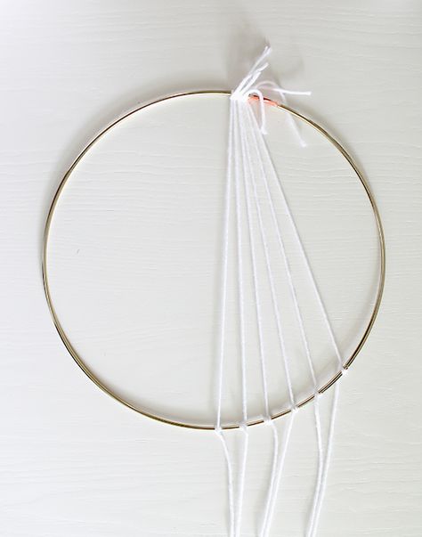 diy modern dreamcatcher Diy Yarn Decor, Fringed Wall Art, Modern Dream Catcher, Dreamcatcher Design, Reading Diy, Dream Catcher Craft, Yarn Wall Art, Dream Catcher Diy, Macrame Decor