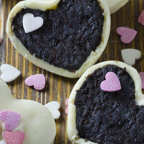 Try special edition Oreo Truffle Valentine's Day Hearts! Chocolate-dipped truffles in the shape of a heart - creamy on the inside, crunchy on the outside! #valentinesday #valentinesdaydesserts #oreotruffles #chocolatetruffles #chocolatecoveredtruffles #whitechocolatetruffles #oreotrufflerecipe #homemadetruffles via @https://www.pinterest.com/omgchocodessets/ Oreo Truffles Recipe, Dessert Oreo, White Chocolate Candy, Valentines Day Chocolates, Oreo Truffles, Valentines Day Desserts, Valentines Day Food, Truffle Recipe, Valentines Day Cookies