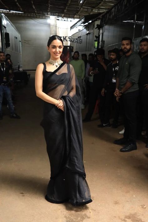 Kiara Advani Lehenga Jug Jug Jiyo, Kiara Advani Saree Blouse, Kiara Advani Black Saree, Kiara Advani Black Saree Look, Celebrities In Black Saree, Kiara Advani Outfits Saree, Kiara Black Saree, Black Stylish Saree, Kiara In Black Saree