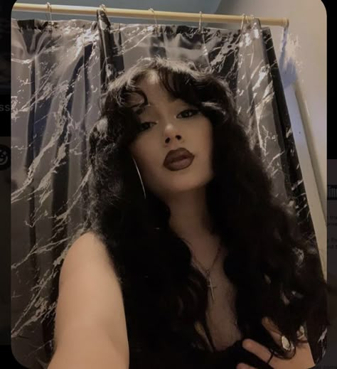 Dark Latina Makeup, 90s Black Eye Makeup, Grunge Latina Makeup, Alt Latina Makeup, Y2k Latina Makeup, Goth Latina Girl, Black Hair Makeup Looks, Chicana Makeup 90s, Chola Makeup Latina