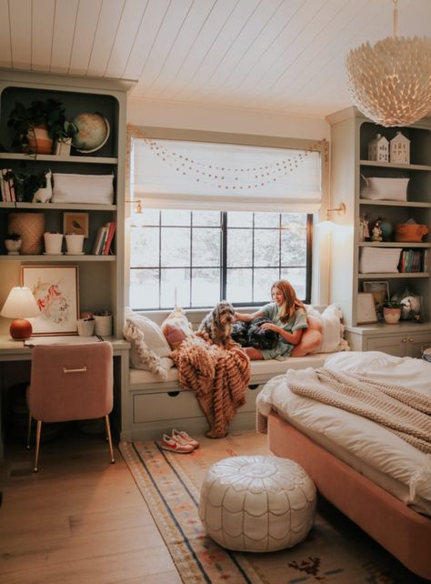 Julia Berolzheimer Clementine Room, Unique Guest Bedroom, Aclove Bedroom, Bedroom Ideas Daughters, Sitting Room Ideas Cozy Modern, Bookshelf Around Window, Bedroom Window Nook, Bedroom Window Seat, Bedroom Wallpaper Ideas