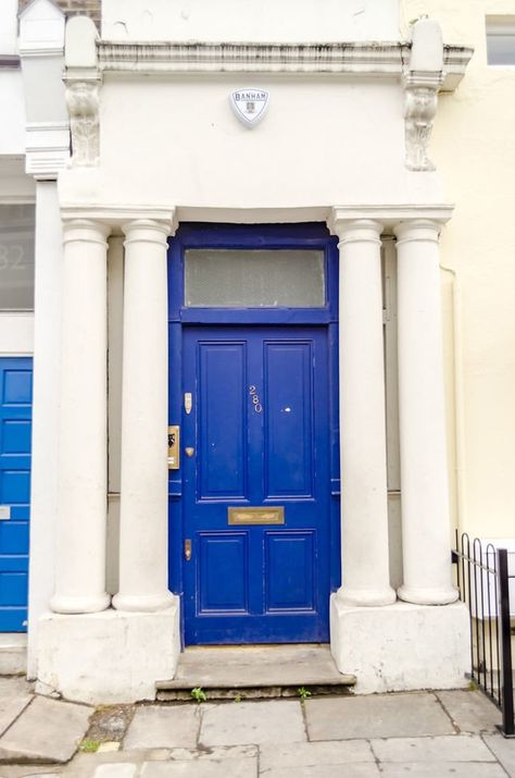 Top ten of London's most famous doors Notting Hill Movie, London Tourist, England Aesthetic, Crystal Champagne, Things To Do In London, World Cities, Blue Door, Night Market, Velvet Armchair