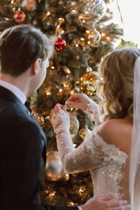 Anna and Ben's perfect Christmas wedding in the mountains of North Carolina was a magical day that will be cherished for years to come. Wedding Photo Ideas Winter, Christmas Wedding Photo Ideas, Wedding Photography Winter, Intimate Christmas Wedding, Christmas Wedding Photography, Christmas Wedding Photos, Small Christmas Wedding, Christmas Wedding Groom, Night Winter Wedding