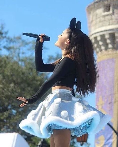 Ariana Grande Winter Outfits, Ariana Grande Disney, Ariana Grande News, Gamer Party, Ariana Grande Dangerous Woman, Ariana Grande Fans, Ariana Grande Cute, Ariana Grande Style, Ariana Grande Photoshoot