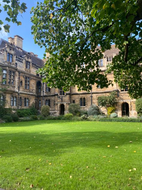 #pembroke #cambridge #cambridgeuniversity Pembroke College Cambridge, Cambridge Architecture, Cambridge Student, Cambridge College, Cambridge School, Life In Usa, College Architecture, Cambridge University, St Catherine