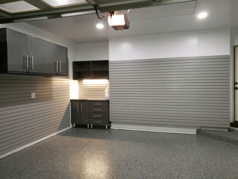 Slat Wall Ideas Garage, Garage Slat Wall, Slatwall Garage, Garage Hanging Storage, Wall Storage Ideas, Cabinets Garage, Garage Workshop Layout, Garage Organization Systems, Organized Garage