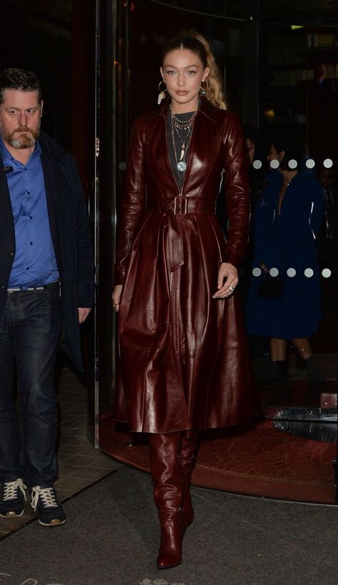 Coat With Boots, With Boots Outfit, Red Leather Coat, Look Grunge, Burgundy Outfit, Long Leather Coat, Looks Party, Leather Trench, Model Style