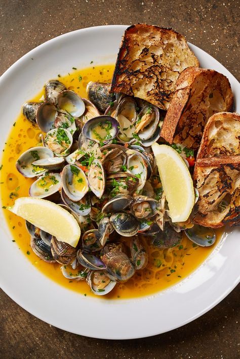 Food For Sharing, Simple Italian Dishes, Italian Lunch Ideas, Seafood Picnic, Fish Starters, Italian Starters, Best Italian Dishes, Lunch Italian, Fresh Clams