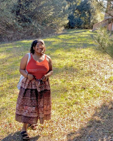 brown indie girl enjoying afternoon sun in a beautiful orange skirt Gardencore Outfit, Earthcore Outfits, Plus Size Cottagecore Fashion, Granola Fashion, Granola Summer, Outfits Earthy, Earthy Fashion, Cottagecore Fits, Summer Era