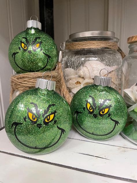 Grinch Christmas Balls Diy Ornaments, Personalized Christmas Gifts Diy, Diy Christmas Gifts Cricut, Christmas Gifts Cricut, Cricut Christmas Ornaments, Grinch Christmas Ornaments, Diy Glitter Ornaments, Christmas Ornaments Glitter, Grinch Decor