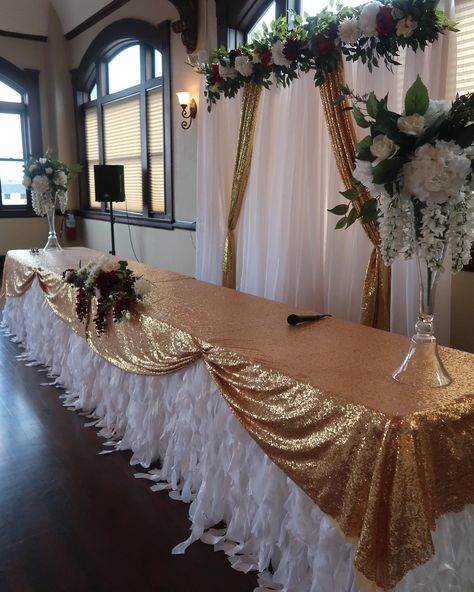 Main table wedding gold, white and greeneery Mexican Main Table Decorations, White And Gold Wedding Table Decor, Quince Main Table Decorations, Wuince Main Table, Main Table Quinceanera Red And Gold, Emerald Green Quince Main Table, Quinceañera Table Ideas, White Gold Quinceanera Theme, Main Table Quinceanera Emerald Green