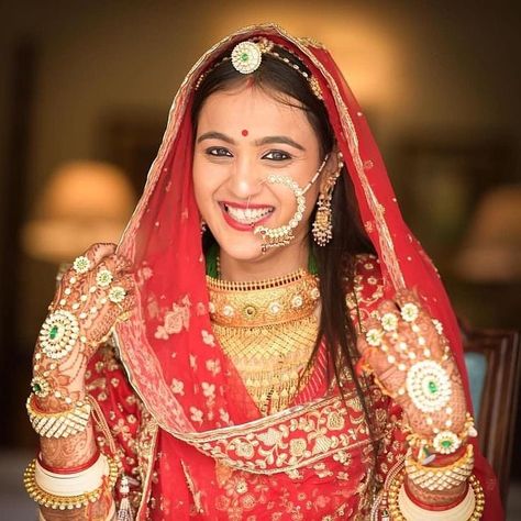 Make-up artist in Bikaner Rajputani Poshak, Rajputana Culture, Rajputi Culture, Rajasthani Poshak, Marriage Clothes, Rajput Jewellery, Rajasthani Jewellery, Rajasthani Bride, Marriage Jewellery