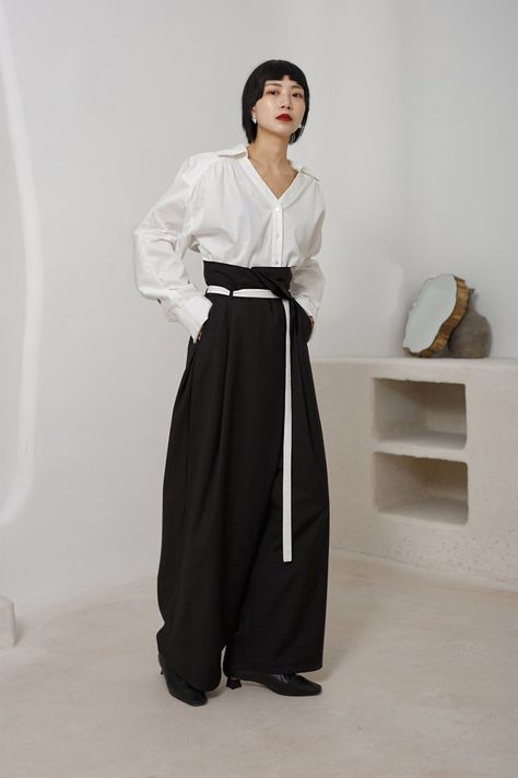 (1) Ultra High Waist Wide Trouser Leg Loose Folded Pants Original Design – Ofelya Boutique Women Techwear Outfit, Hakama Pants Outfit, Pant Skirt Outfit, Wide Hips Outfit, High Waist Pants Outfit, Ss24 Outfits, Skirt Pants Outfit, Folded Pants, Wide Pants Outfit