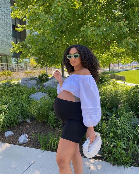 Maternity Outfits Summer Black Women, Pregnant Crop Top Outfits, Crop Top Pregnant Outfit, Pregnancy Crop Top Outfits, Cute Pregnancy Outfits Black Women, Pregnancy Outfits Black Women, Pregnant Fits, Baddie Pregnancy Outfits, Pregnancy Ootd