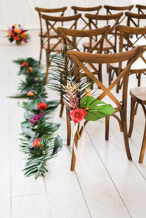 Este tipo de sillas nos gustan Tropical Wedding Aisle, Tropical Wedding Theme, Tropical Beach Wedding, Tropical Wedding Flowers, Fiesta Tropical, Reception Centerpieces, Beach Wedding Decorations, Ceremony Flowers, Wedding Arrangements