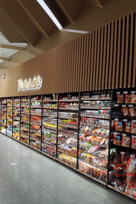 Store Racks Display, Grocery Design Interior, Mini Mart Ideas, Modern Market Design, Modern Grocery Store Design, Grocery Store Interior Design, Metallic Shelves, Store Fixtures Design, Racks And Shelves