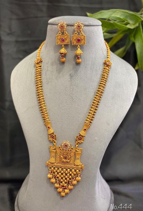 Long Haram Gold Temple Jewellery Designs, Maharani Haar Gold, Long Gold Necklace Indian, Long Necklace Gold Indian, Maharani Necklace, Ruby Necklace Designs, Gold Jewelry Prom, Haram Designs, Gold Haram