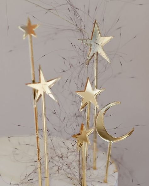 Suzanne. Stationer. Gift Designer. Maker of Events. on Instagram: "If you would prefer light and pretty for your #celestial themed event rather than dark night sky blues then you can achieve this with white…" Mystical Wedding Decor, Celestial Cake, Star Cake Topper, Gold Cake Topper Wedding, Star Cake, Christmas Cake Topper, Silver Cake, Star Shower, Christmas Star Decorations