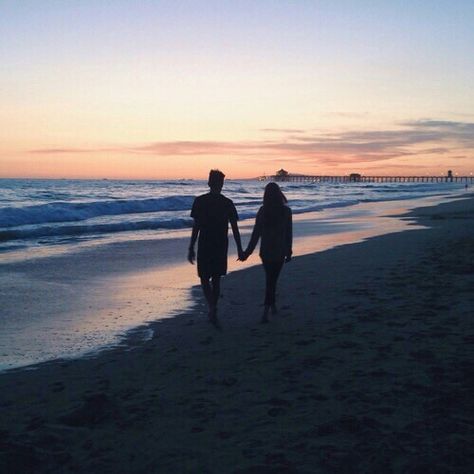 Couple Goal Romantic, Couple Tumblr, Beach Tumblr, Tumblr Couples, Photos Bff, Life Goals Pictures, Walking On The Beach, Couple Goal, Tumblr Love