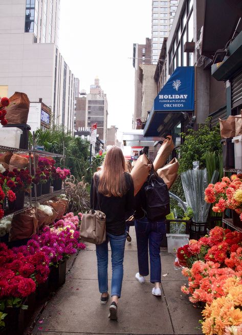 NYC Flower Market: 5 Floral Arrangements for $200: Gardenista Flower Market New York, Nyc Flower Shop, Nyc Flower Market, Nyc Flowers, New York Flower, Summer In Nyc, New York Wallpaper, City Flowers, Flowers For Sale