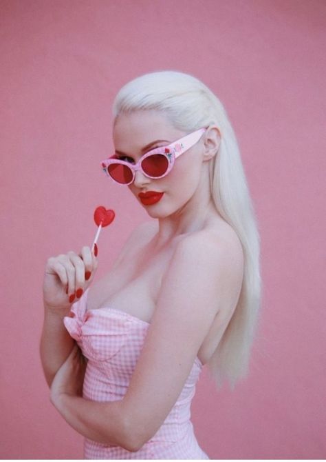 Mode Pin Up, Candy Photoshoot, Valentine Photo Shoot, Creative Photoshoot Ideas, Photographie Portrait Inspiration, Photographie Inspo, Valentine Photo, Photoshoot Themes, Photoshoot Concept