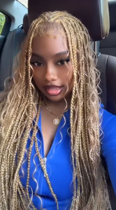 Honey Blonde Straight Back Braids, Colour 30 And 613 Braids, Blonde Fulani Braids With Curls, Ash Blonde Braids Black Women, Winter Festival Outfits, Blonde Braids On Dark Skin, Godess Breads Hairstyle, Blonde Braids Black Women, Blonde Cornrows