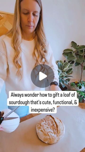 NIKKI✨️Nourishing Homemaker + 17yr Milspouse on Instagram: "Carb gifting??👇🏻  First, SAVE this so it's easy to come back to when you wrap your loaf of bread!  I LOVE giving gifts & making someone else feel amazing!  So gifting a beautiful loaf of soul food like sourdough is just pure happiness for me!   There's just something about working with your hands and putting in the time to create something beautiful that nourishes your friends & family!  I also LOVE wrapping gifts!! One of my favorite things about Christmas time is gift wrapping!  I've tried different ways on gifting bread, sometimes using a paper plate, plastic wrap, tea towels, or even a bread bag. But, nothing looked very cute!  Until I figured out how to wrap a loaf like a gift! I like to use unbleached parchment paper, cute How To Wrap Loaf Of Bread, How To Package Bread As A Gift, How To Wrap Homemade Bread For A Gift, How To Wrap Bread With Parchment Paper, Bread Gifts For Christmas, Sourdough Wrapping Ideas, Gift Sourdough Bread, Wrapping Sourdough Bread, Wrapping Bread For Gifts