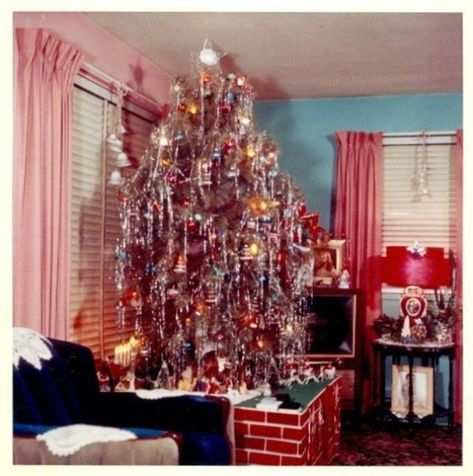 Vintage Christmas Decorations 1950s, Holiday Decor Trends, Contemporary Christmas Decor, Christmas Trimmings, Vintage Christmas Photos, Kitsch Christmas, 1950s Christmas, Contemporary Christmas, Christmas Interiors