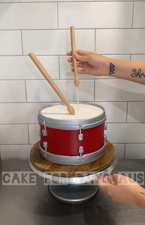 @cake_trends on Instagram: “For more 👉 @cake_trends Credit 👉 @cake_for_days_aus: // 8” Chocolate + Caramel mud layers, with chocolate ganache and salted caramel. 🤤…” Drum Theme Cake, Drum Birthday Party, Drum Cake Ideas, Drum Set Cake, Drum Birthday Cakes, Drums Cake, Music Birthday Cakes, Drum Party, Graduation Cake Designs