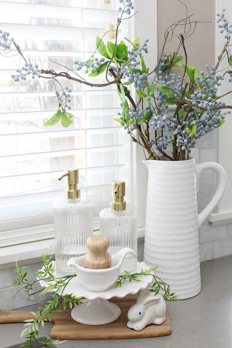 Pretty spring decor to dress up your sink. Easter Porch Decor, Spring Kitchen Decor, Spring Living Room Decor, Luxury Bedroom Decor, Simple Centerpieces, Home Decor Wallpaper, Counter Decor, Summer Decorating Ideas, Home Decor Ideas Bedroom