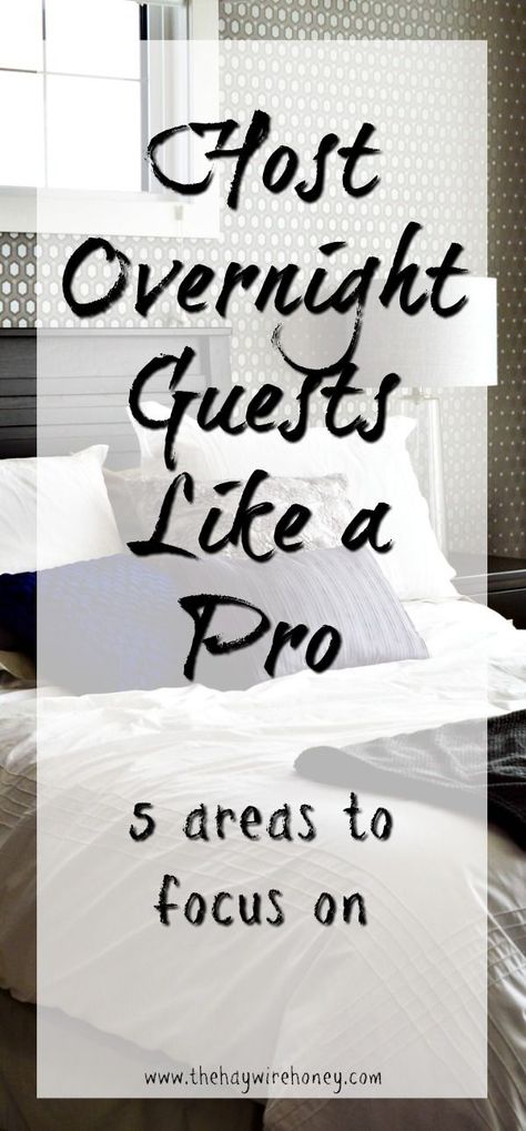 Guest bedroom ideas. Host guests overnight the right way! Guest Bedroom Must Haves, Guest Snacks, Guest Room Baskets, Guest Welcome Baskets, Guest Basket, Organizing For A Move, Welcome Basket, Bedside Table Decor, Penthouse Living