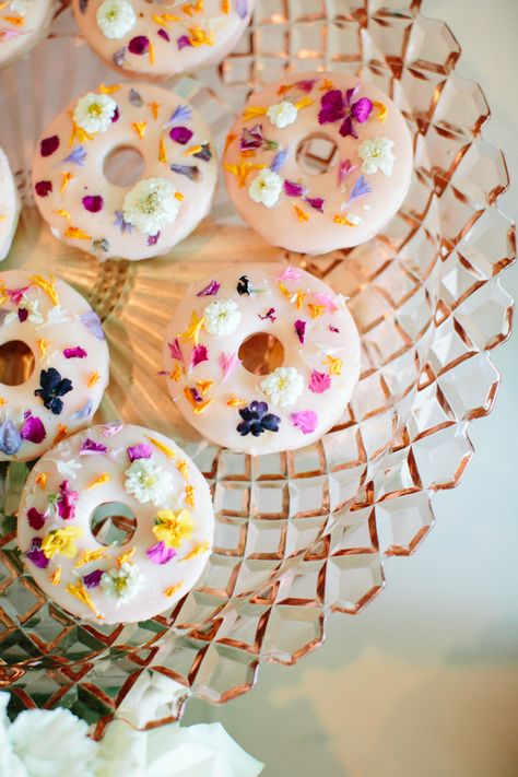 Donuts Decoration Ideas, Floral Wedding Food Table, Floral Themed Appetizers, Flower Season Mood Food, Flower Dessert Ideas, Flower Theme Food, Flower Themed Party Food, Flower Themed Food, Donuts At Wedding