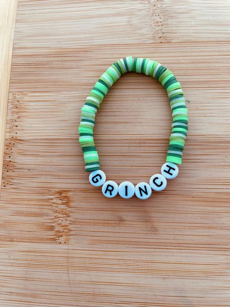 A grinch themed clay bead bracelet great for Christmas! Clay Bracelet Christmas, Clay Bracelet Ideas Christmas, Christmas Clay Bead Ideas, Winter Clay Bead Bracelet Ideas, Braclets Ideas Clay Beads Easy, Christmas Clay Bracelets, Christmas Bead Bracelets, Halloween Clay Bead Bracelet Ideas, Christmas Clay Bead Bracelet Ideas