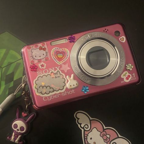 Camera Decor, Pink Camera, Cute Camera, Retro Gadgets, Camera Digital, Pink Y2k, Polaroid Pictures, Flip Phones, Instant Camera