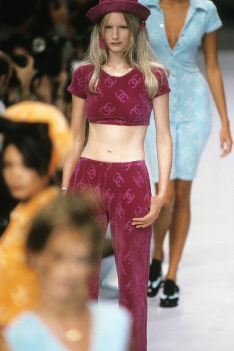 Chanel Fashion Show, 90s Runway Fashion, Vintage Runway, Chanel Spring, Chanel Fashion, Runway Collection, 2000s Fashion, Couture Fashion, 90s Fashion