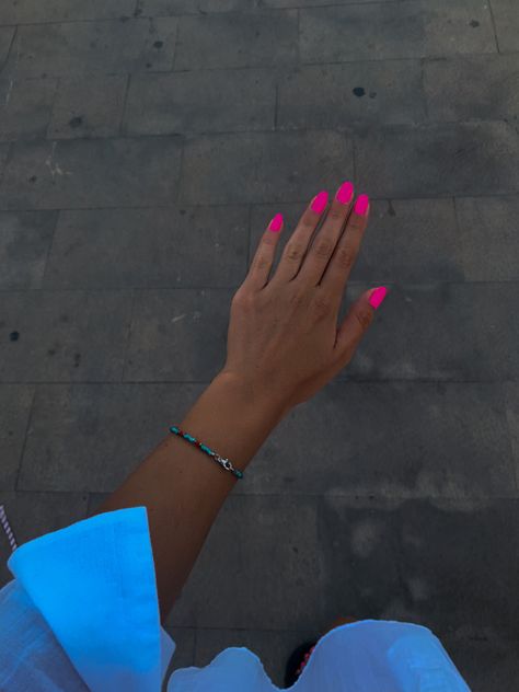 Nails To Make U Look Tan, Nails Summer Pink Neon, Neon Pink Nails Aesthetic, Nails For Tanned Hands, Summer Tan Nails, Neon Nails Aesthetic, Tanned Nails, Neon Pink Nails Short, Neon Pink Nails Acrylic