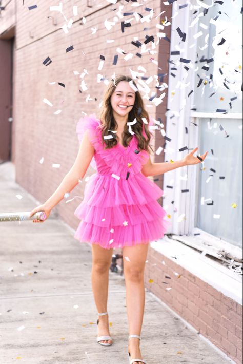 Senior Confetti Pictures, Senior Pictures Confetti Popper, Confetti Picture Ideas, Hot Pink Senior Pictures, Confetti Senior Pictures, Confetti Popper Photoshoot, Senior Picture Ideas Pink, Sweet 16 Picture Ideas Photoshoot, Pink Senior Pictures