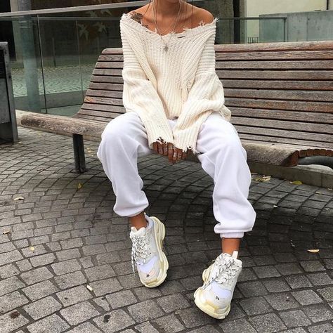 Trending: Balenciaga Triple S Sneakers Balenciaga Triple S Outfit, Triple S Outfit, How To Style Sweatpants, Mode Punk, Skandinavian Fashion, Pastel Outfit, Populaire Outfits, Foto Poses, Balenciaga Triple S