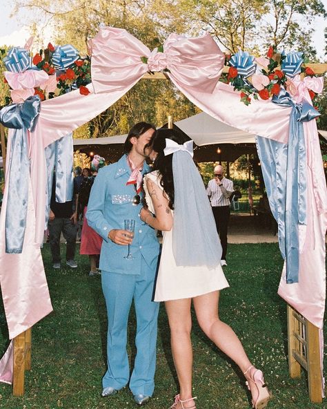 LOVE I oui oui 🥖🇫🇷💕 @clauddoingthings #theweddingexplorer #forevertogether #bestisyettocome #happy #happylife #moments #love #couple #inlove #jetaime #mariage #weddings #weddingmoment #wedding 80s Wedding Aesthetic, Y2k Wedding, Kitsch Wedding, Tacky Wedding, Whimsy Wedding, 90s Wedding, Untraditional Wedding, 1980s Wedding, 80s Wedding