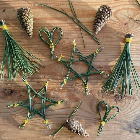 Mid Winter Christmas, Make Tassels, Navidad Natural, Pine Needle Crafts, Hygge Christmas, Natural Christmas Decor, Deco Nature, Christmas Play, Gift Toppers