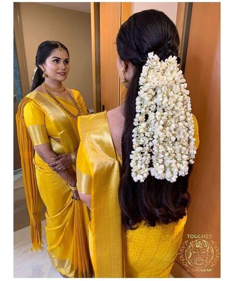 Saree And Flower In Hair, Simple Bridal Hair With Flowers, South Indian Gajra Hairstyle, South Indian Flower Hairstyles, Traditional Hairstyle With Flowers, Tamil Hairstyle With Flowers, South Indian Wedding Hairstyle, Kerala Hairstyles For Saree, Kerala Bride Hairstyles With Flowers