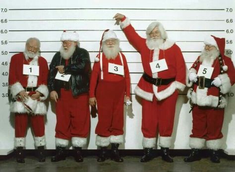 Santa Claus Lineup??? Bebe'!!! Poor Santa!!! Santa Party, Funny Artwork, Bad Santa, Christmas Trivia, Santa Art, Creepy Christmas, Santa Photos, Funny Boy, Buddy The Elf