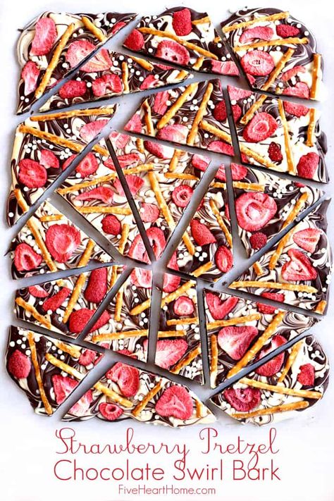 Strawberry Chocolate Pretzel Bark ~ features smooth semi-sweet and white chocolate, salty pretzel sticks, tart strawberries, and festive sprinkles for a fun and tasty homemade candy treat! | FiveHeartHome.com Caramel Bark, Candy Bark Recipes, Salty Pretzels, Salty Tart, Holiday Bark, Bark Candy, Pretzel Chocolate, Pretzel Bark, Homemade Chocolate Bars