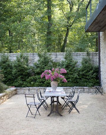 BACKYARD MAKEOVER: A Rustic + Modern Pea Gravel Patio — CHOUX DESIGNS Gravel Terrace, Patio Walls, Rock Wall Gardens, Pea Gravel Patio, Garden Walls, Gravel Patio, Gravel Garden, Pea Gravel, Walled Garden