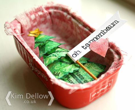 Christmas In A Sardine Tin Tutorial - Kim Dellow Sardine Tin, Shrines Box, Matchbox Crafts, Christmas Colours, Altoids Tins, Altered Tins, Memory Crafts, Shadow Box Art, Altered Boxes