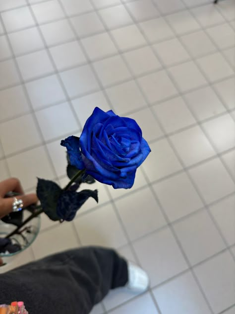 Iphone Wallpaper Blur, Blue Roses Wallpaper, Blue Flower Wallpaper, Flower Gift Ideas, Rosé Aesthetic, Best Poses For Pictures, Flower Blue, Beautiful Bouquet Of Flowers, Luxury Flowers